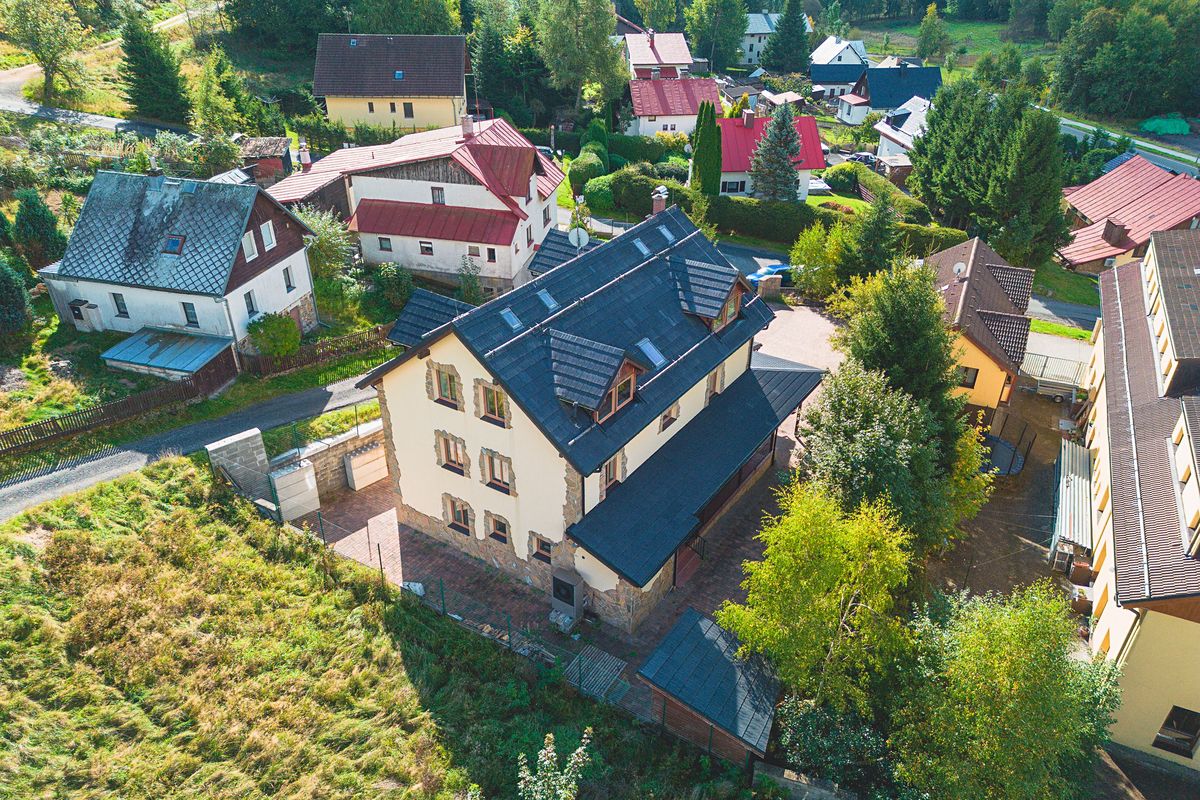 Prodej rodinného domu 337 m², pozemek 1055 m²