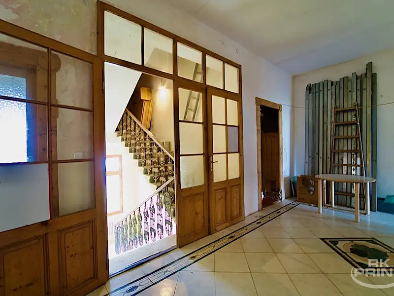 Prodej rodinného domu 657 m², pozemek 891 m², Hrobce – náhled fotky 1