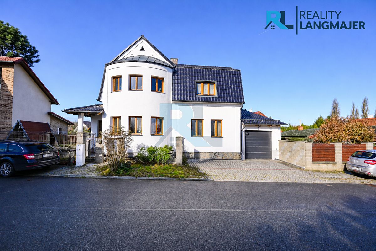 Prodej rodinného domu 225 m², pozemek 1973 m²