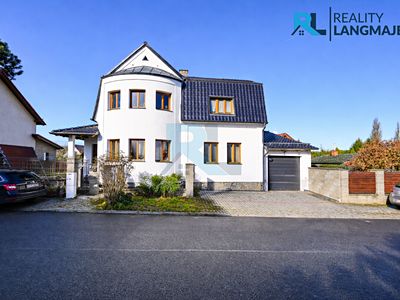 Prodej rodinného domu 225 m², pozemek 1973 m²