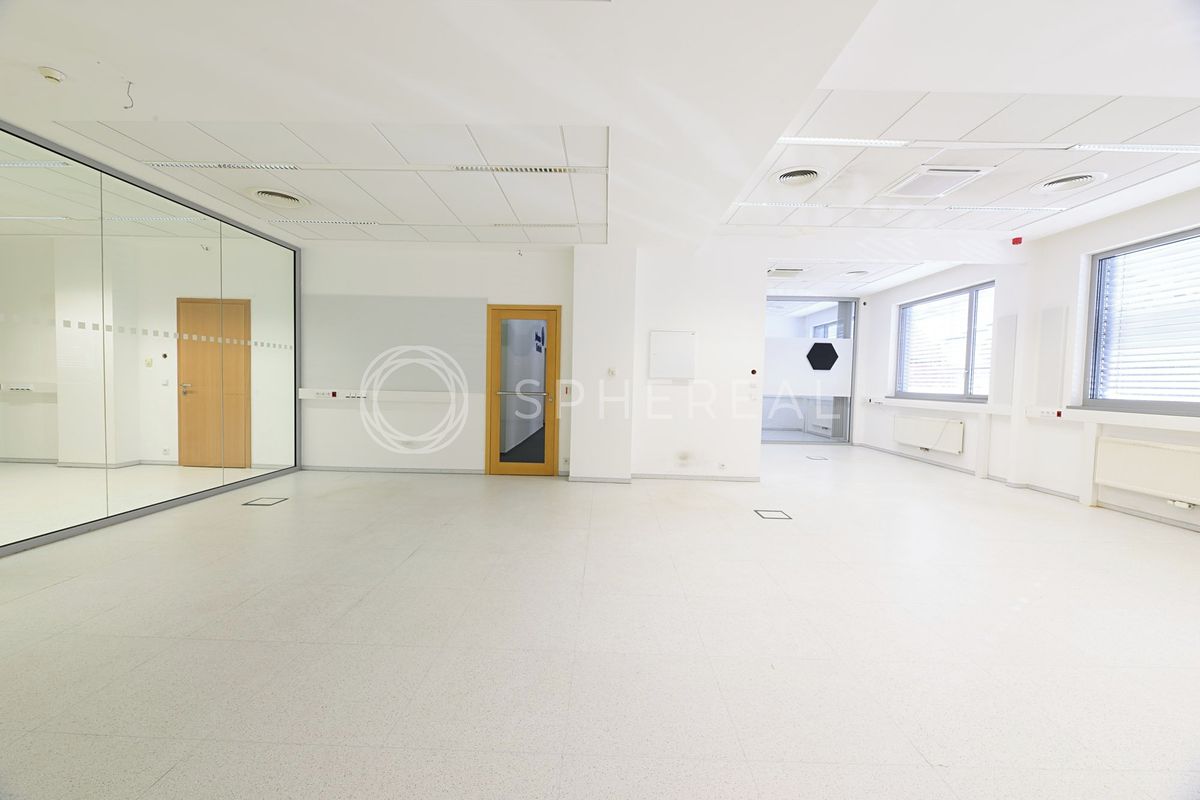 Pronájem kanceláře 219 m² – fotografie 3