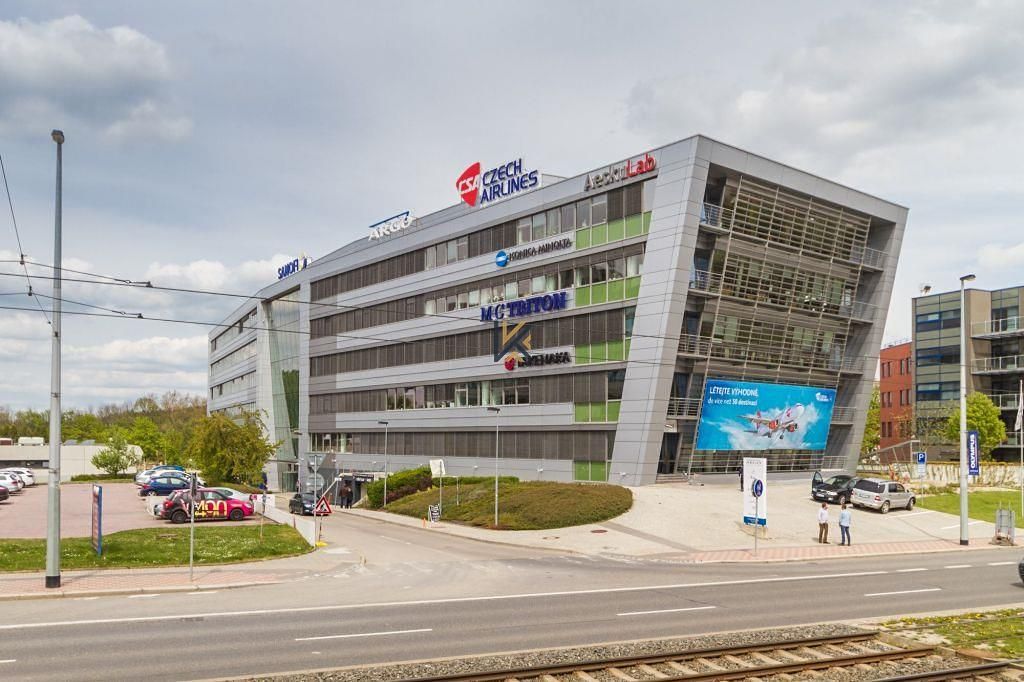 Pronájem kanceláře 2200 m²