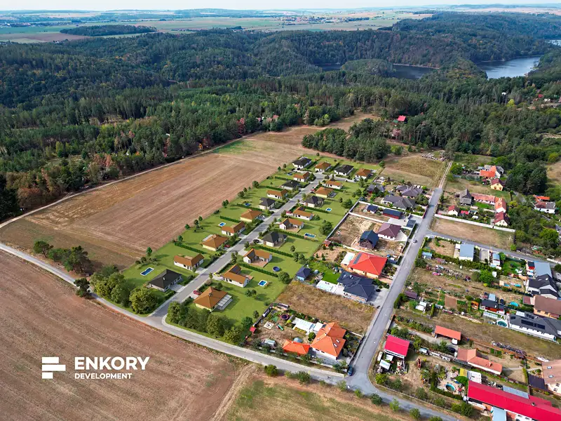 Prodej stavebního pozemku 885 m², Kozlany – náhled fotky 3