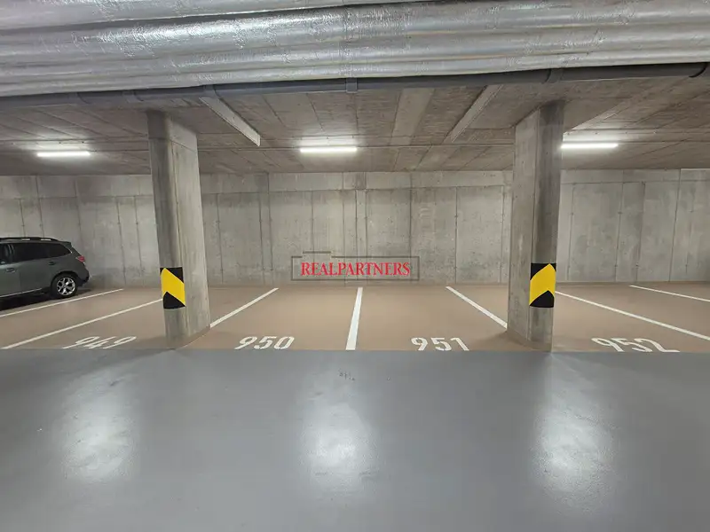 Pronájem garážového stání 14 m², Praha – náhled fotky 1