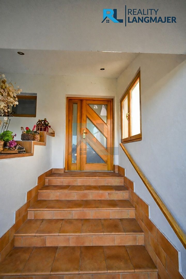 Prodej rodinného domu 225 m², pozemek 1973 m² – fotografie 3