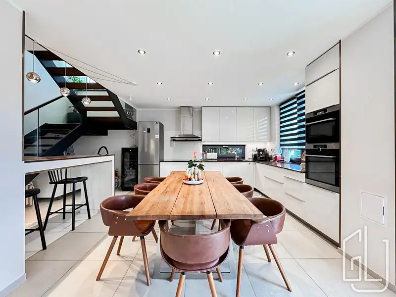 Prodej rodinného domu 260 m², pozemek 620 m², Praha – náhled fotky 2