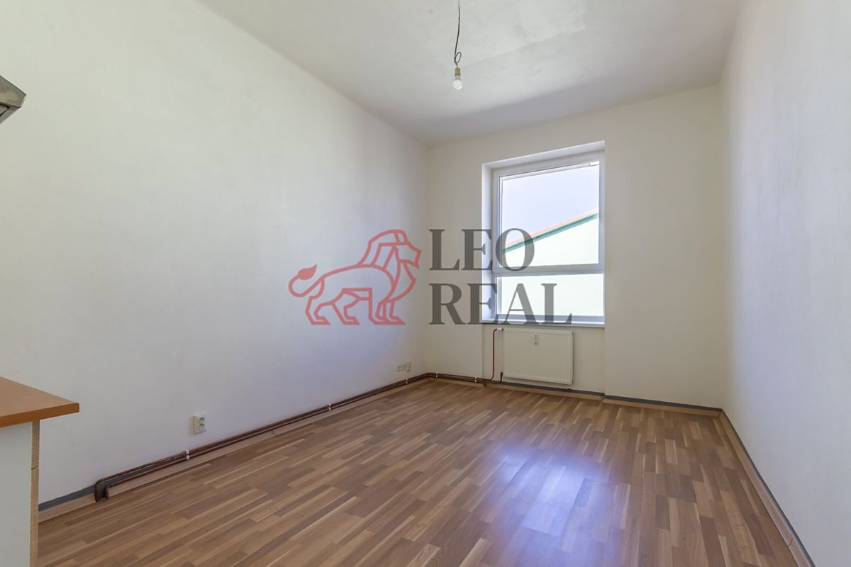 Pronájem bytu 1+kk 28 m² – fotografie 4
