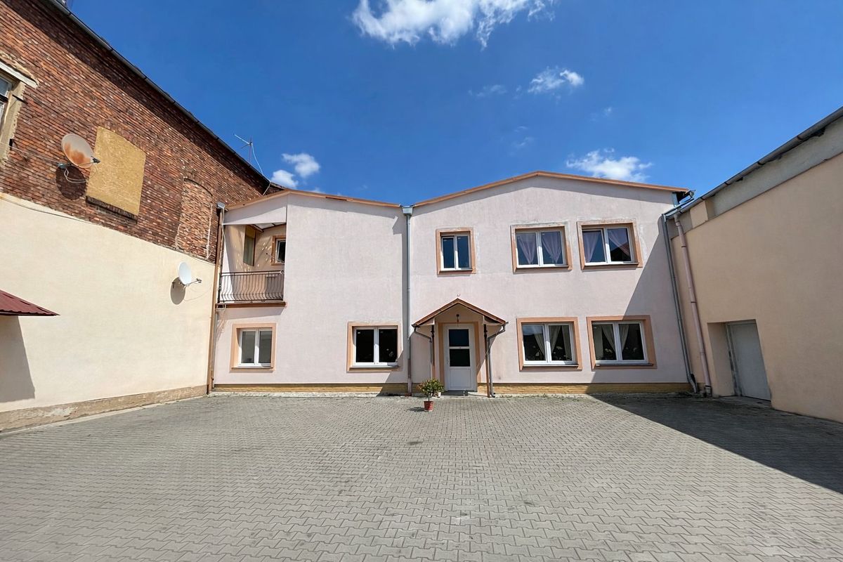 Pronájem rodinného domu 450 m², pozemek 1 m² – fotografie 2
