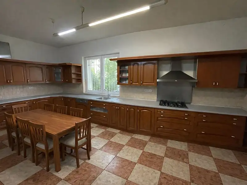 Pronájem rodinného domu 450 m², pozemek 1 m², Cheb – náhled fotky 3