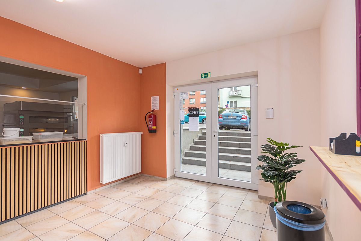Prodej obchodního prostoru 68 m² – fotografie 2