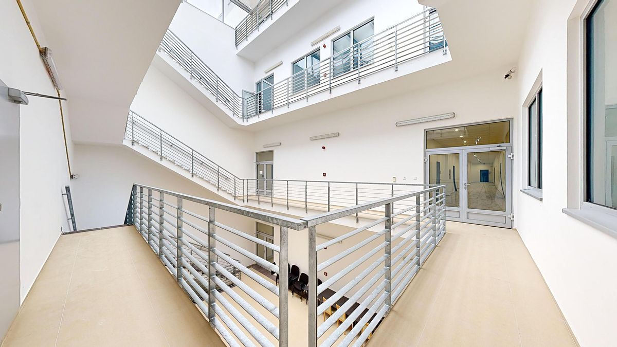 Pronájem kanceláře 1700 m²