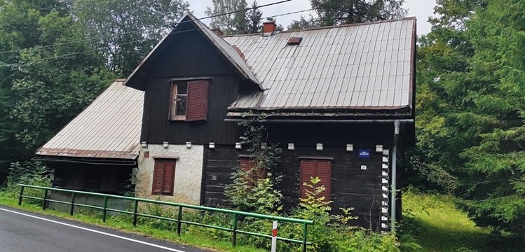 Haus zum Kauf, 380 m² (1 von 5)