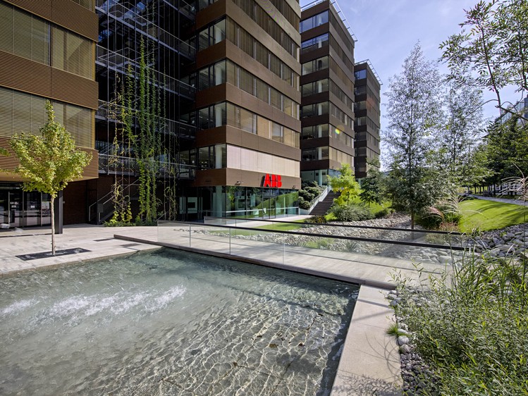 Pronájem komerčního prostoru, 2 030 m² (1 z 31)