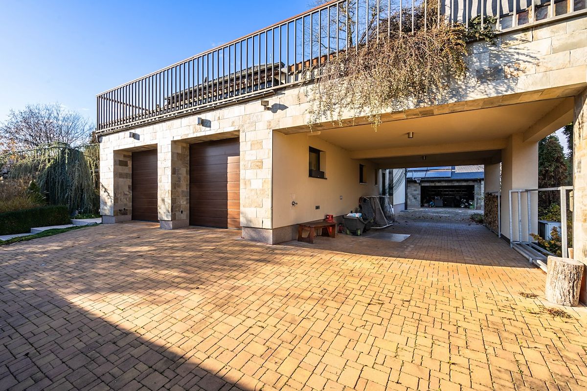 Prodej rodinného domu 700 m², pozemek 1893 m² – fotografie 2