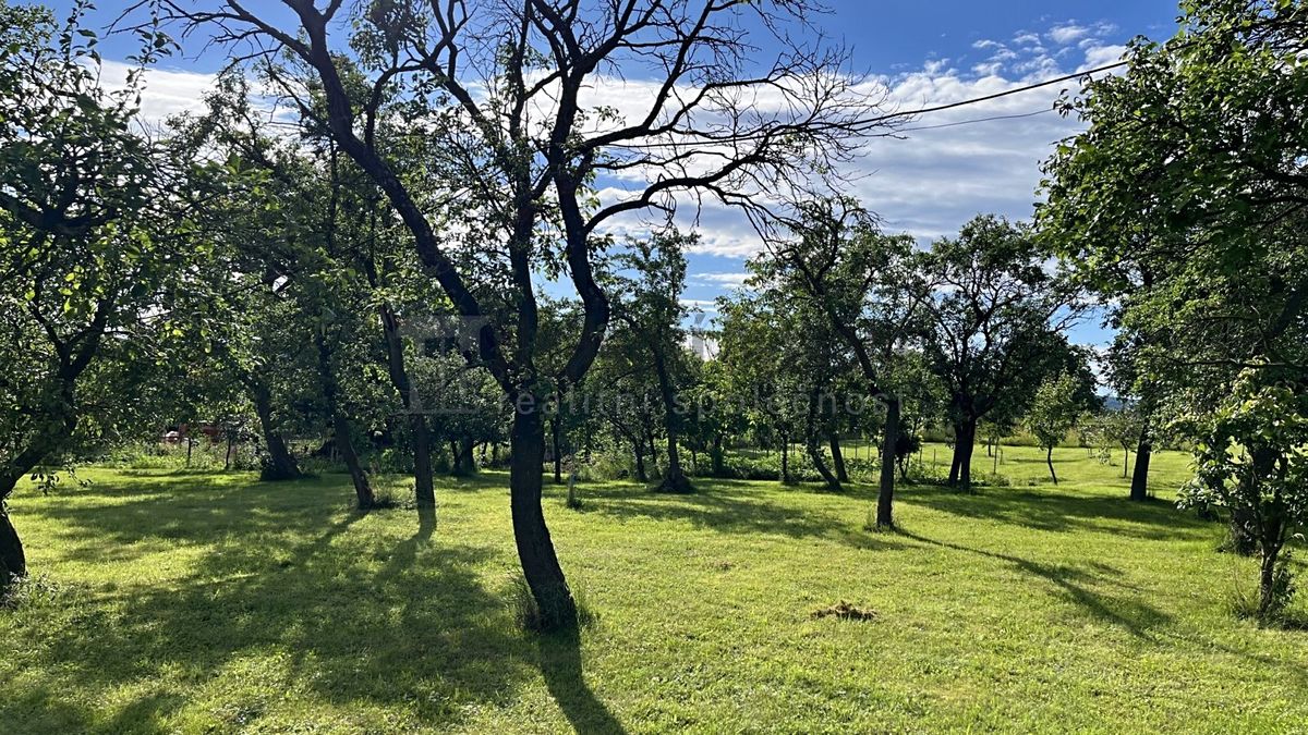 Prodej stavebního pozemku 962 m² – fotografie 2
