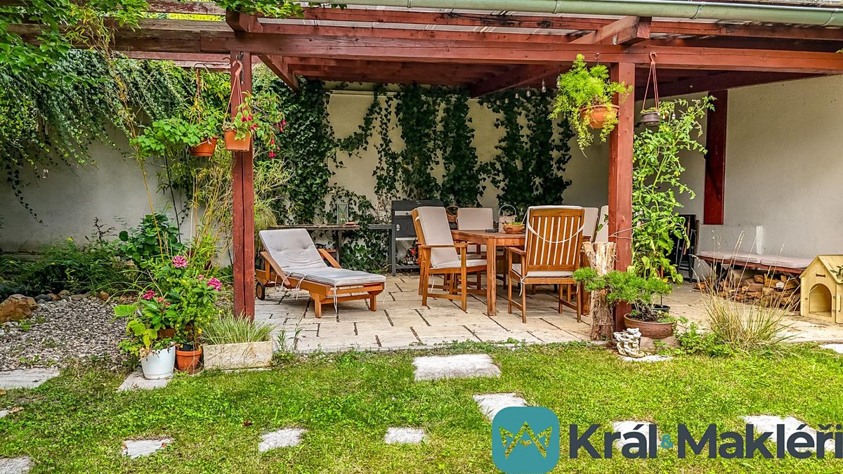 Prodej vily 242 m², pozemek 1167 m² – fotografie 3