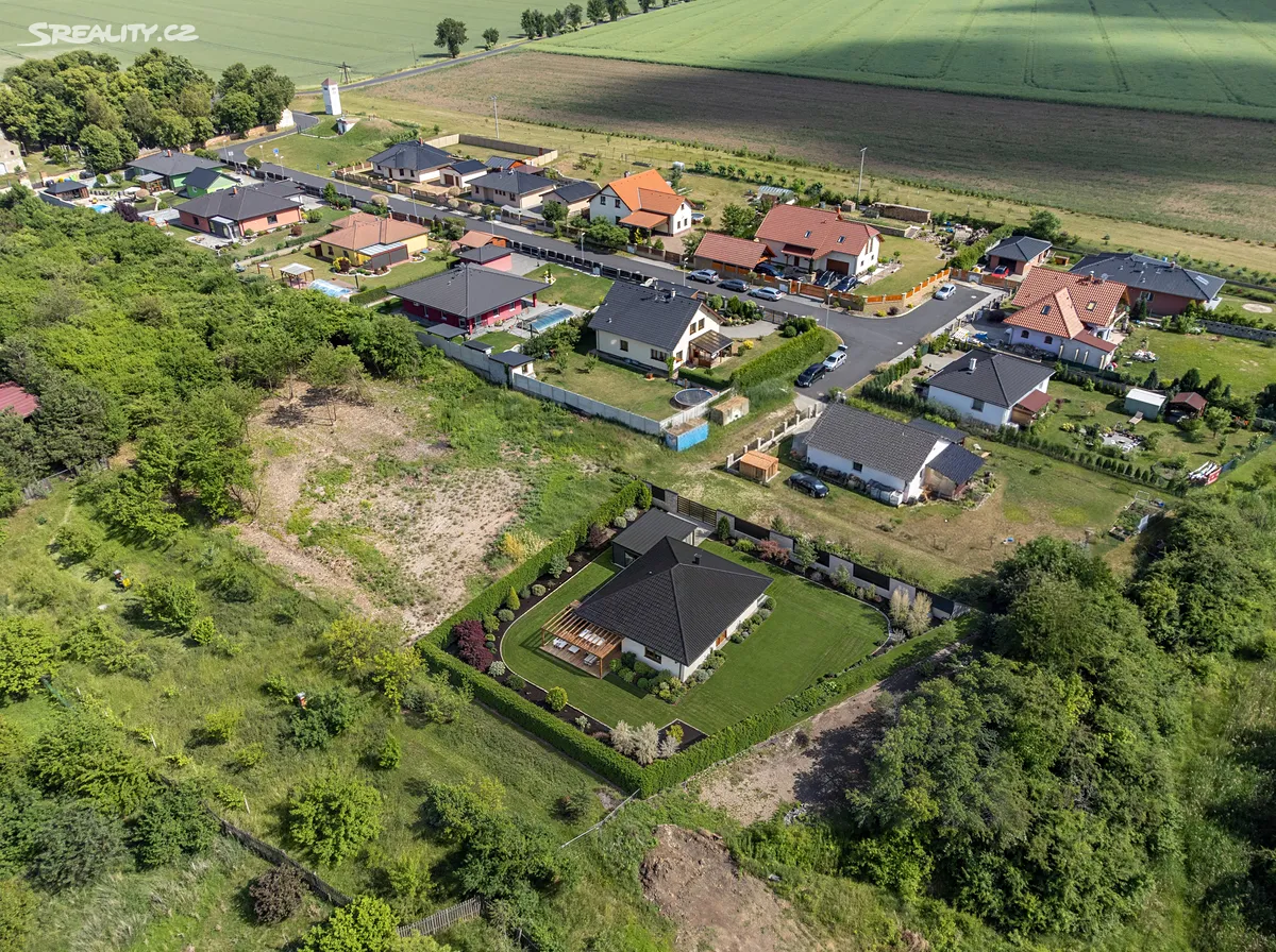 Prodej stavebního pozemku 785 m² – pohled 2