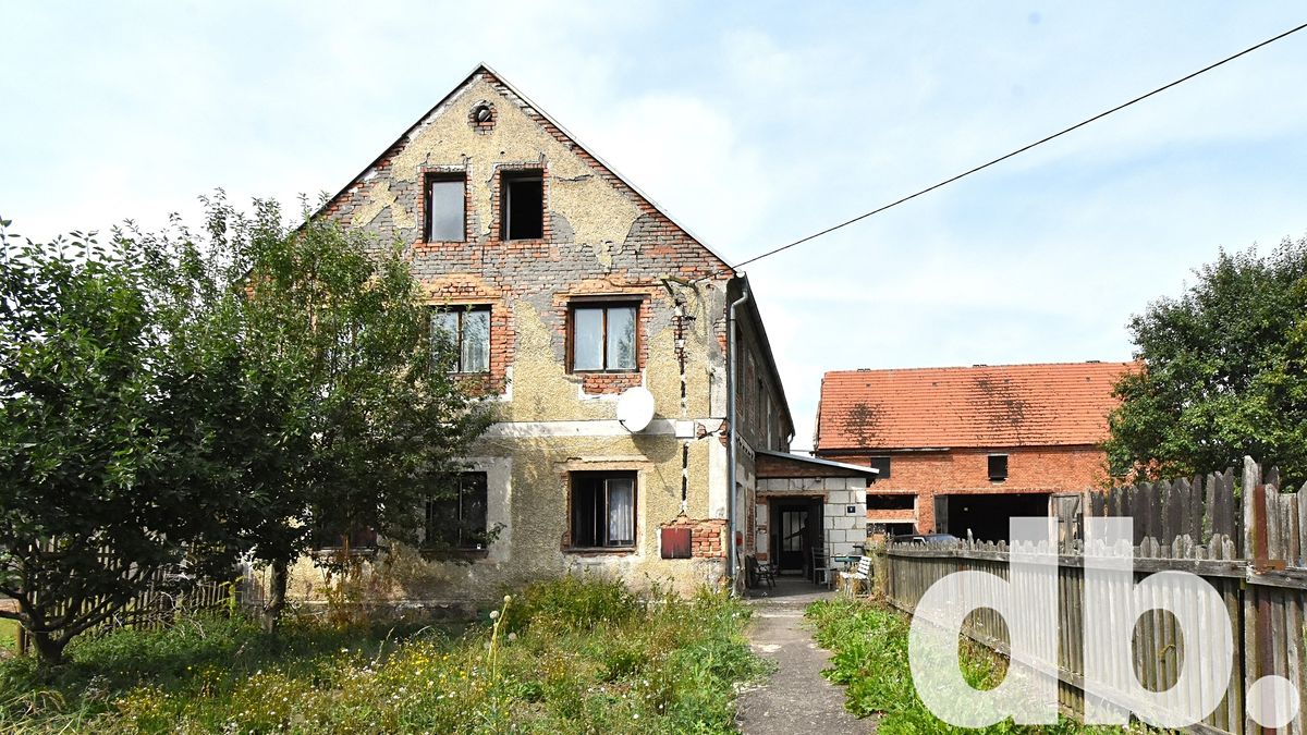 Prodej rodinného domu 220 m², pozemek 1012 m² – fotografie 2