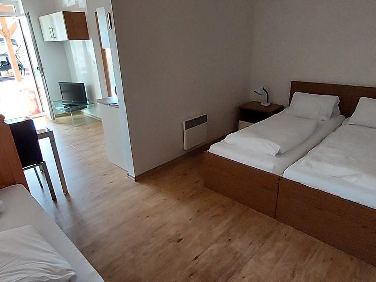 Pronájem bytu 1+kk, 42 m² (15 z 30)