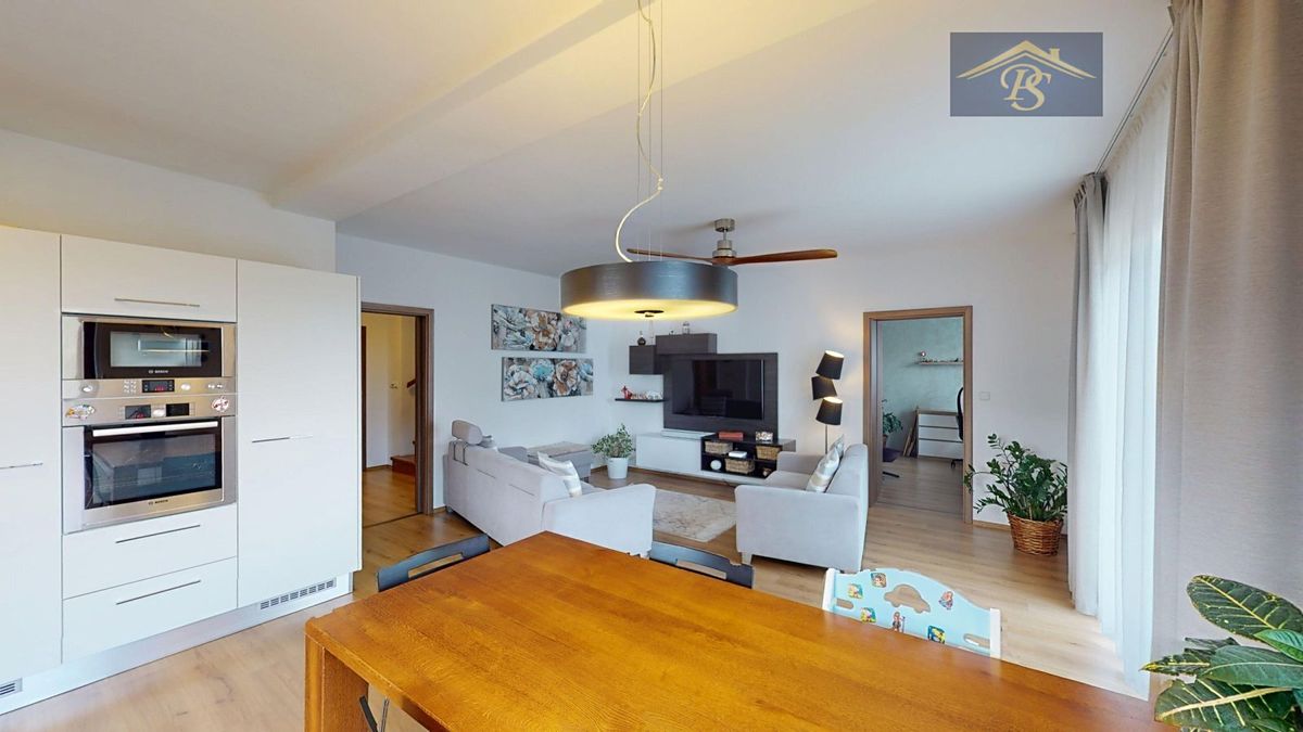Prodej rodinného domu 186 m², pozemek 438 m² – fotografie 2