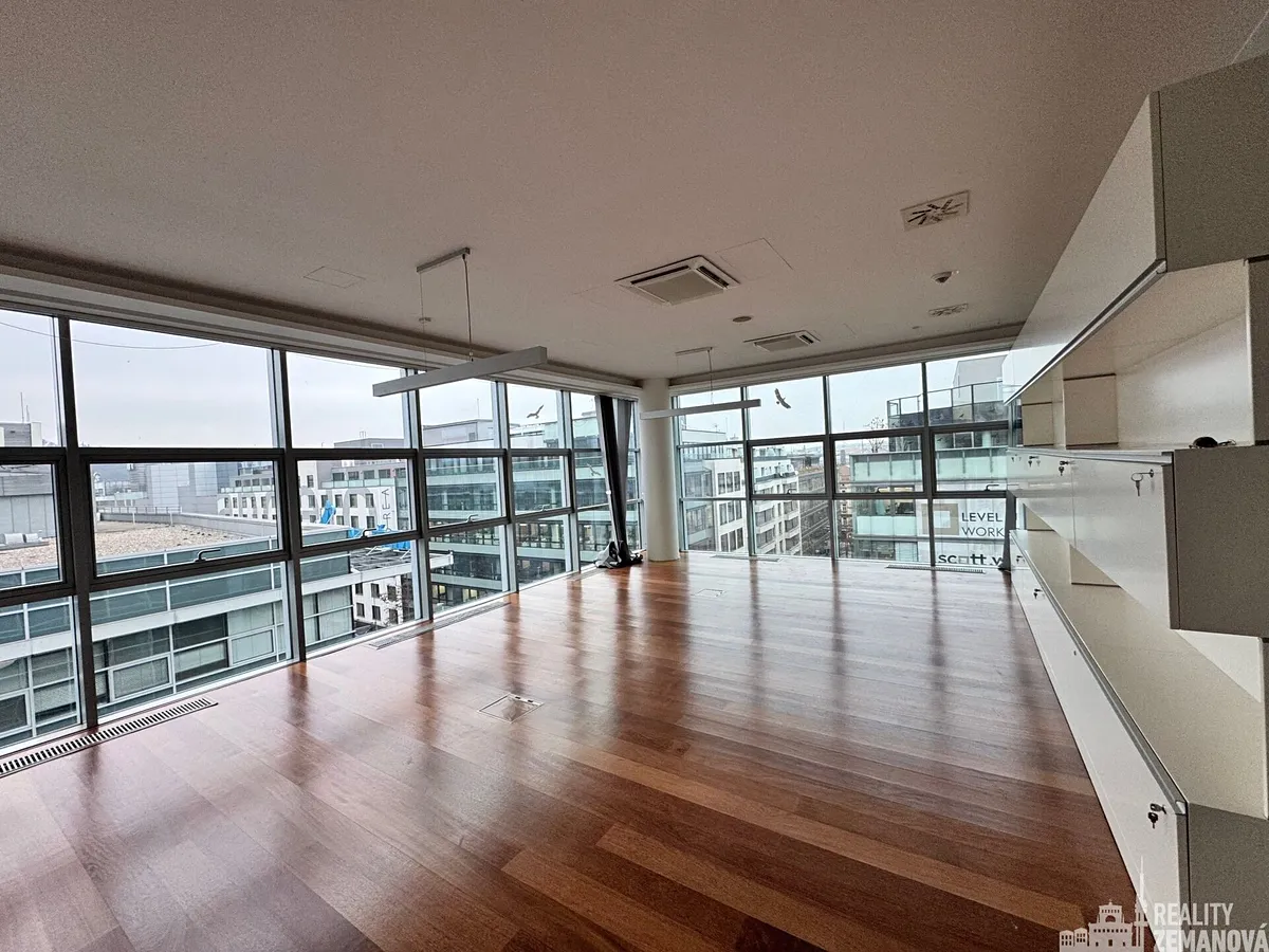Pronájem kanceláře 469 m²