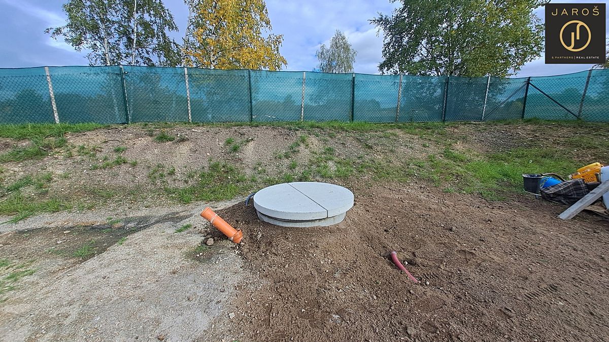Prodej stavebního pozemku 704 m² – fotografie 2