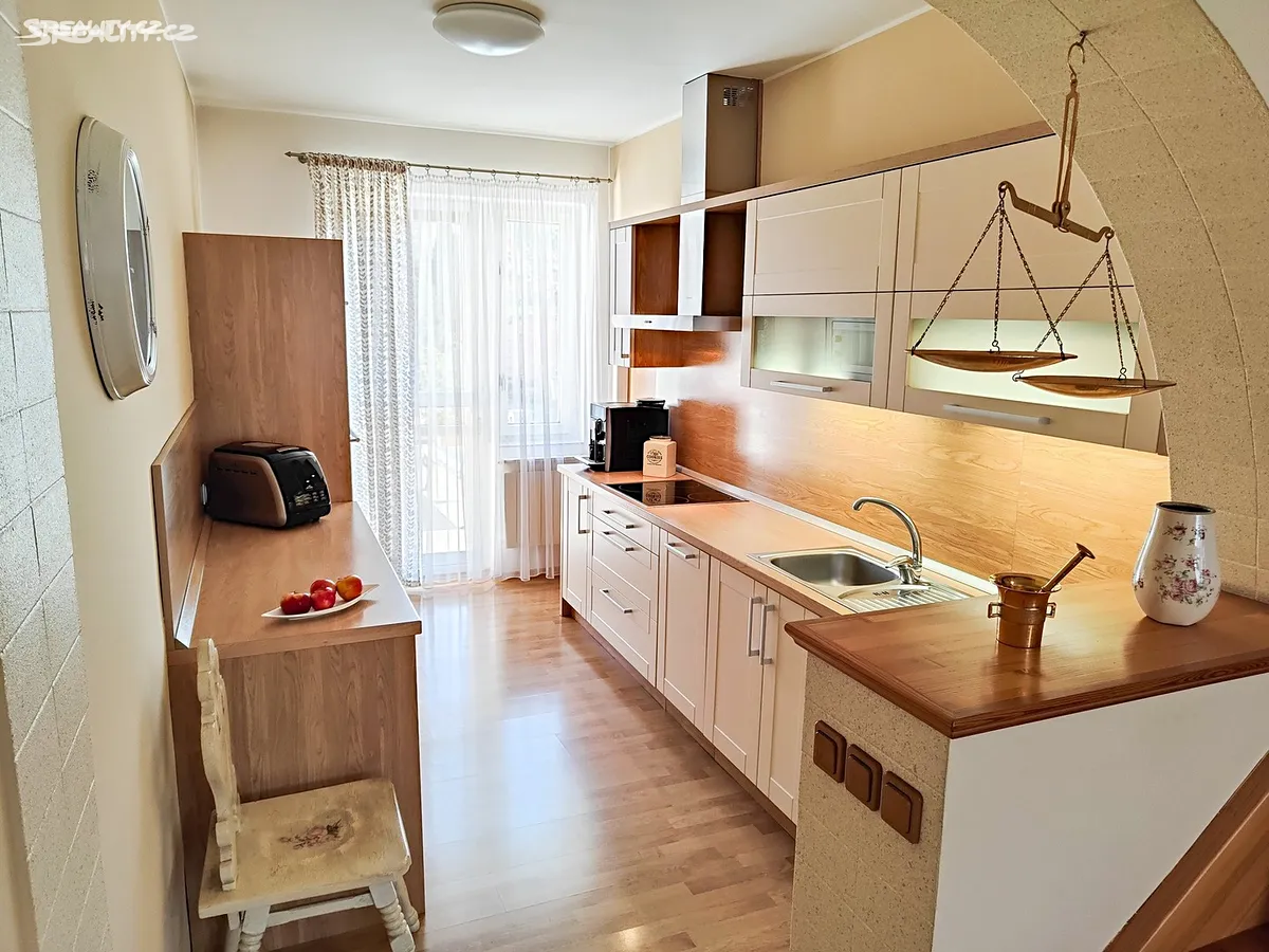 Prodej rodinného domu 191 m², pozemek 1228 m² – pohled 4