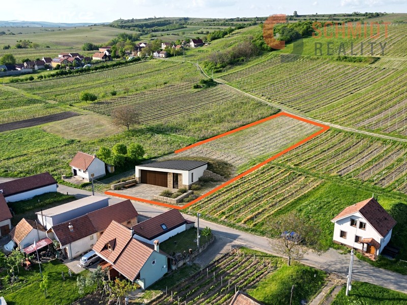 Prodej  komerčního pozemku 1 724 m²