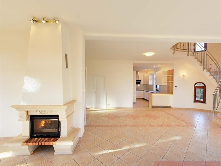 Haus zur Miete, 243 m² (2 von 15)
