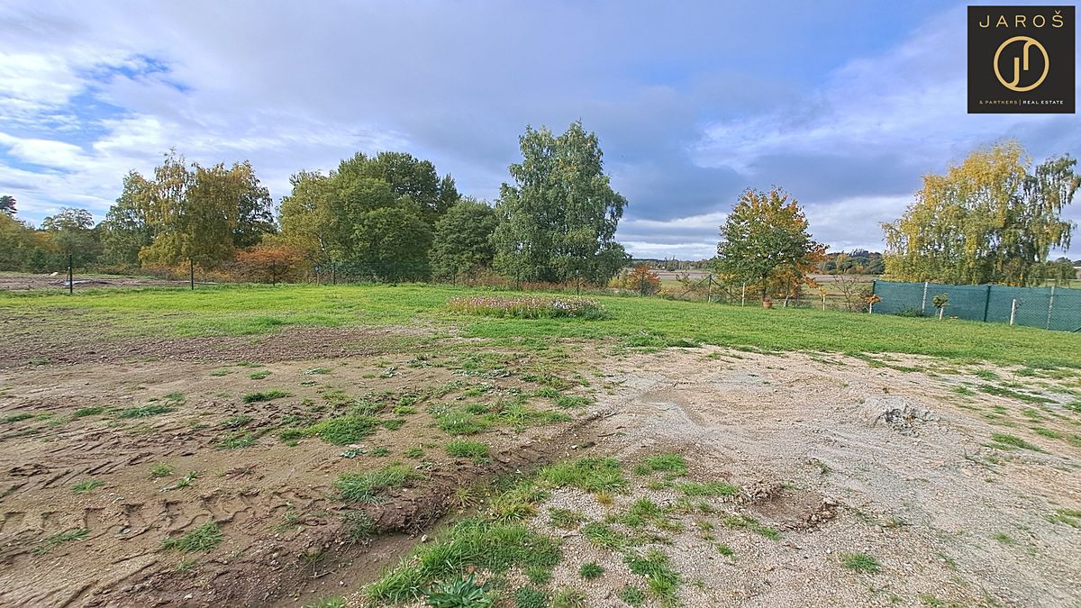 Prodej stavebního pozemku 704 m² – fotografie 3