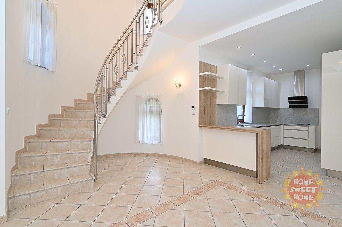 Pronájem vily 243 m², pozemek 380 m² – fotografie 5