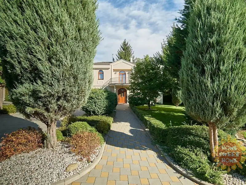 Pronájem vily 243 m², pozemek 380 m², Praha – náhled fotky 1