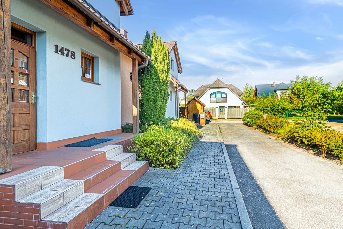 Prodej rodinného domu 219 m², pozemek 352 m² – fotografie 2