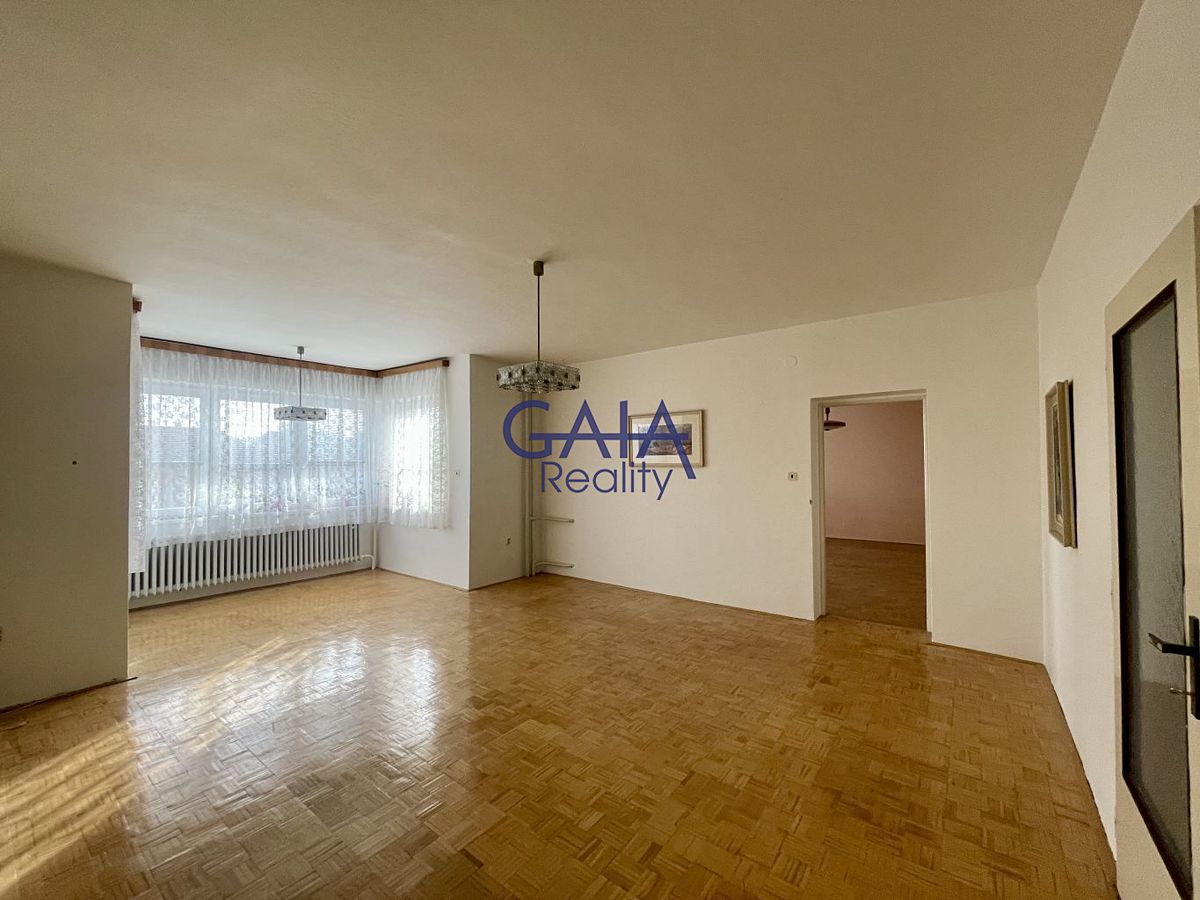 Prodej rodinného domu 230 m², pozemek 1033 m² – fotografie 3