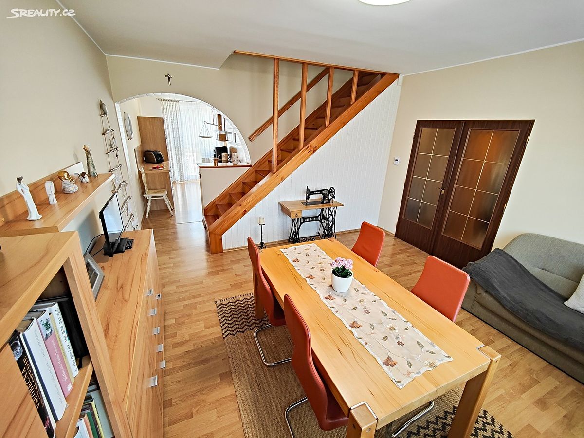 Prodej rodinného domu 191 m², pozemek 1228 m² – fotografie 3