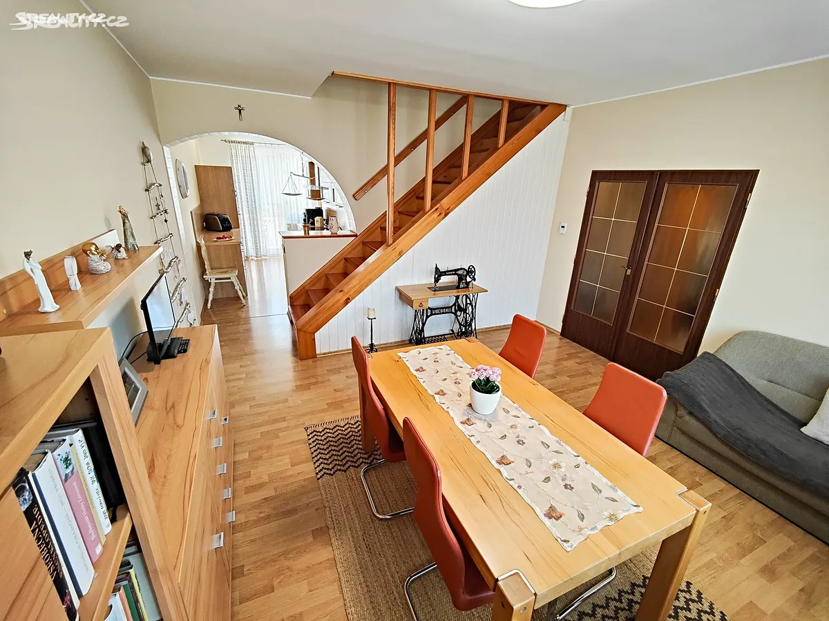 Prodej rodinného domu 191 m², pozemek 1228 m² – pohled 3