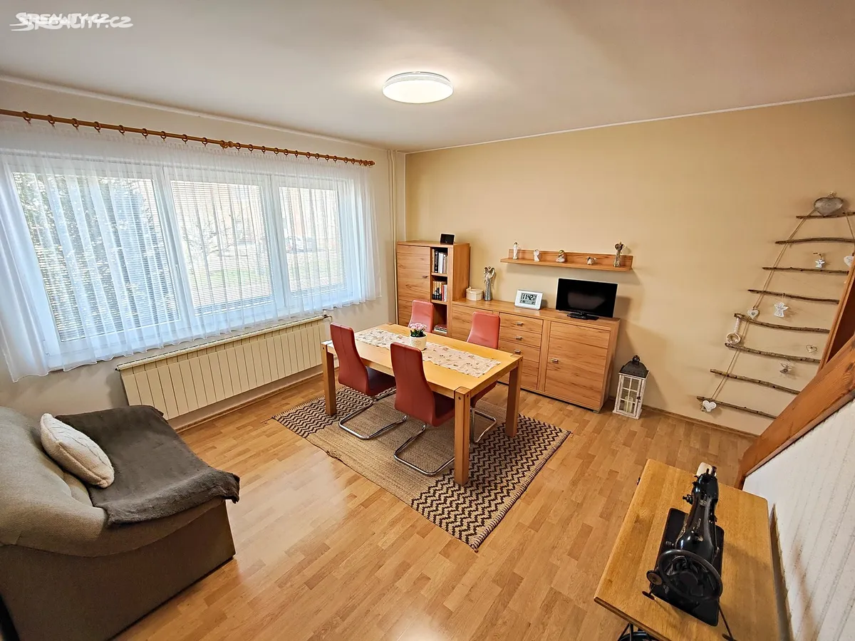 Prodej rodinného domu 191 m², pozemek 1228 m² – pohled 2