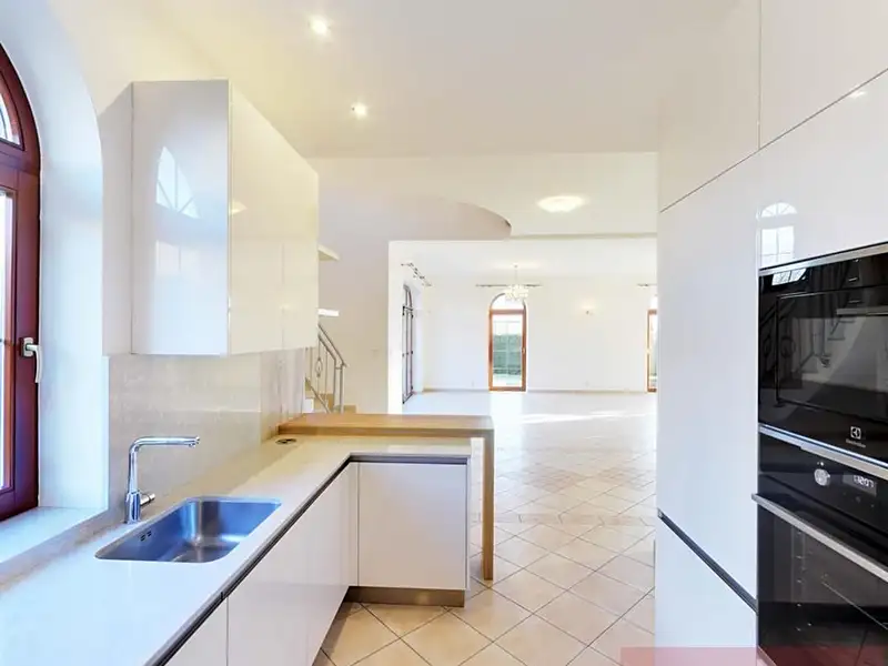 Pronájem rodinného domu 243 m², pozemek 328 m², Praha – náhled fotky 3