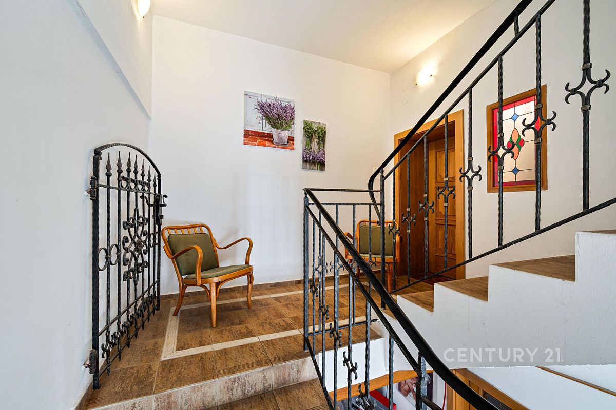 Prodej rodinného domu 330 m², pozemek 329 m² – fotografie 2