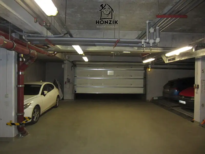 Prodej garážového stání 10 m², Praha – náhled fotky 1