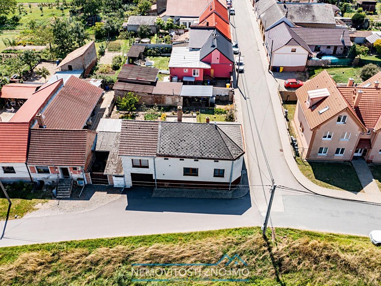 Letecký pohled na rodinný dům na nároží ulice v obci.