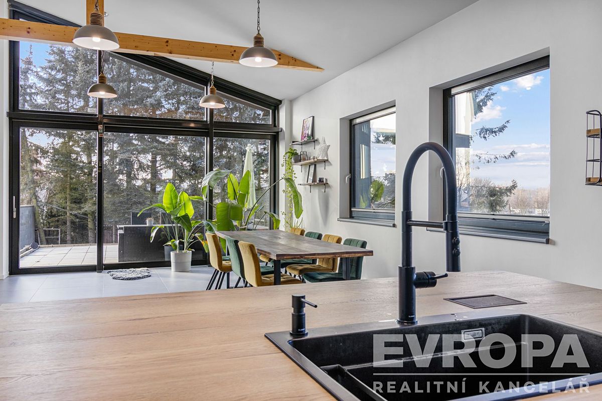 Prodej rodinného domu 307 m², pozemek 930 m² – fotografie 5
