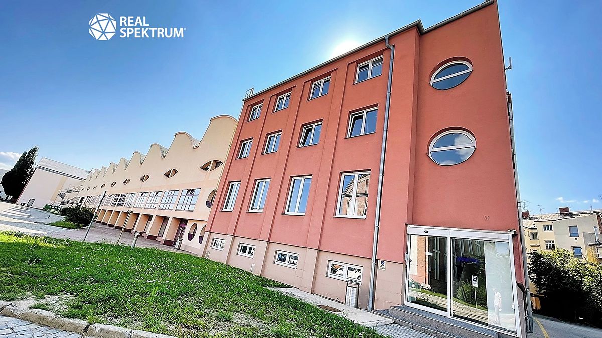Pronájem kanceláře 758 m²