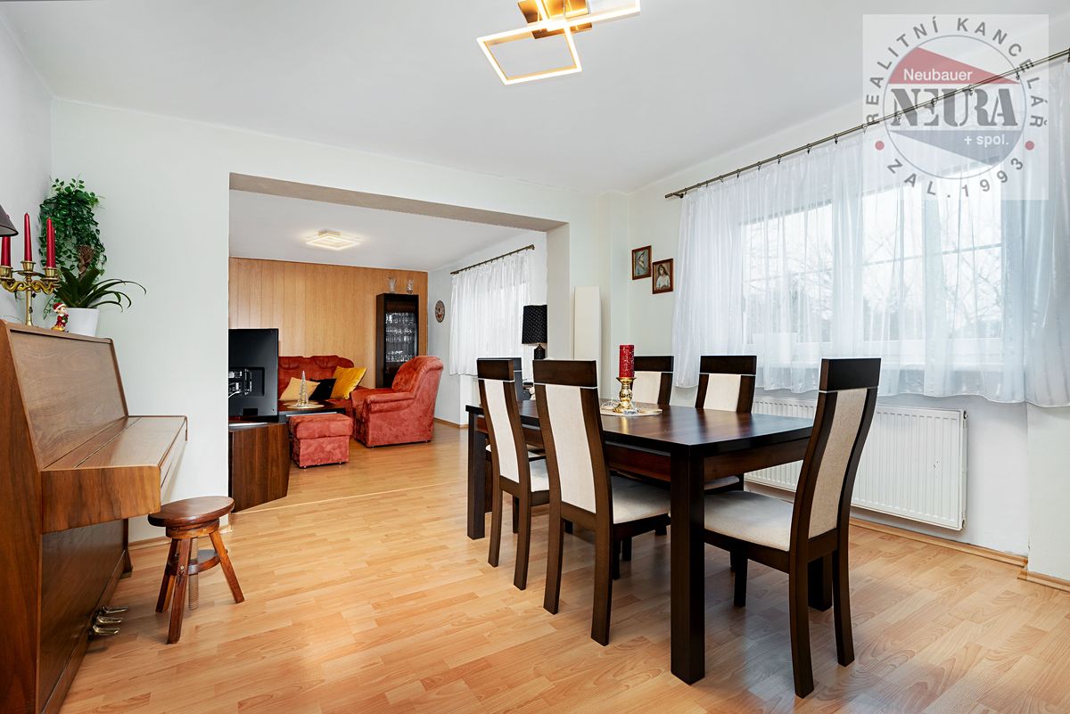 Prodej rodinného domu 297 m², pozemek 910 m² – fotografie 3