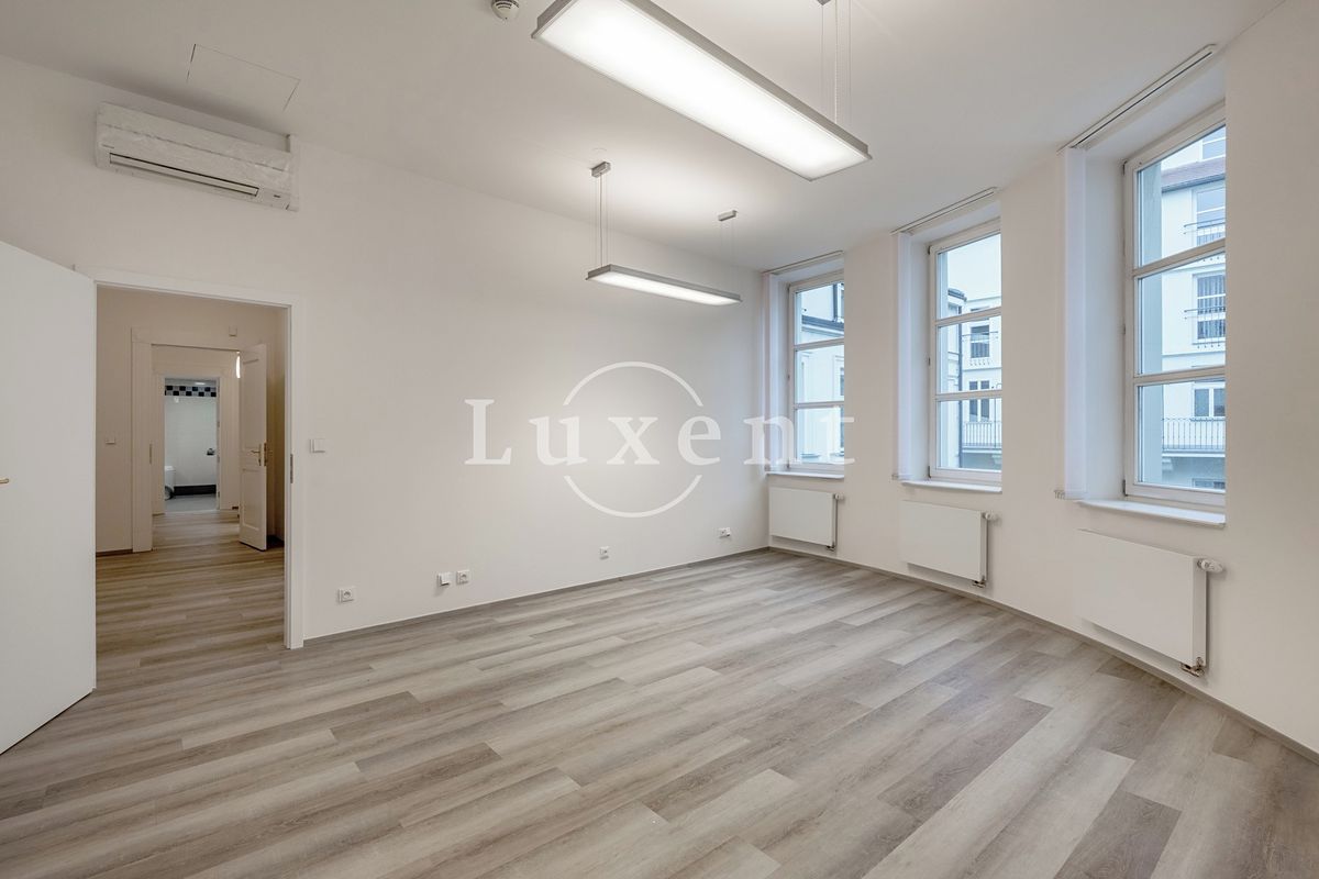 Pronájem kanceláře 156 m² – fotografie 2