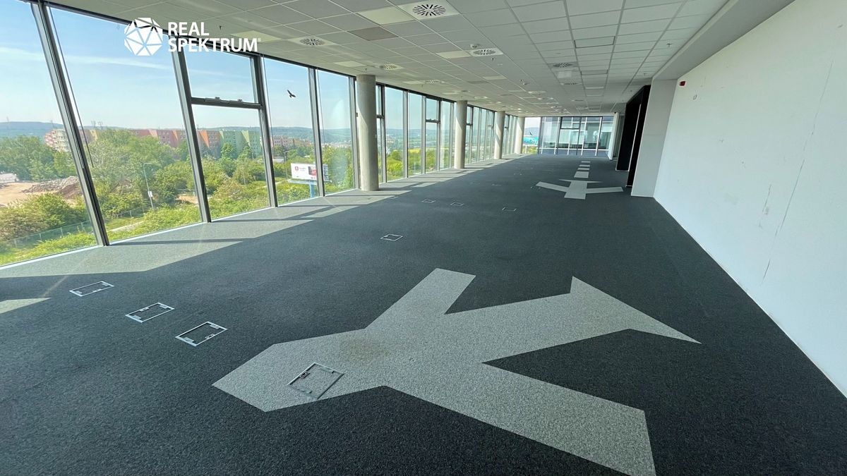 Pronájem kanceláře 1363 m² – fotografie 2