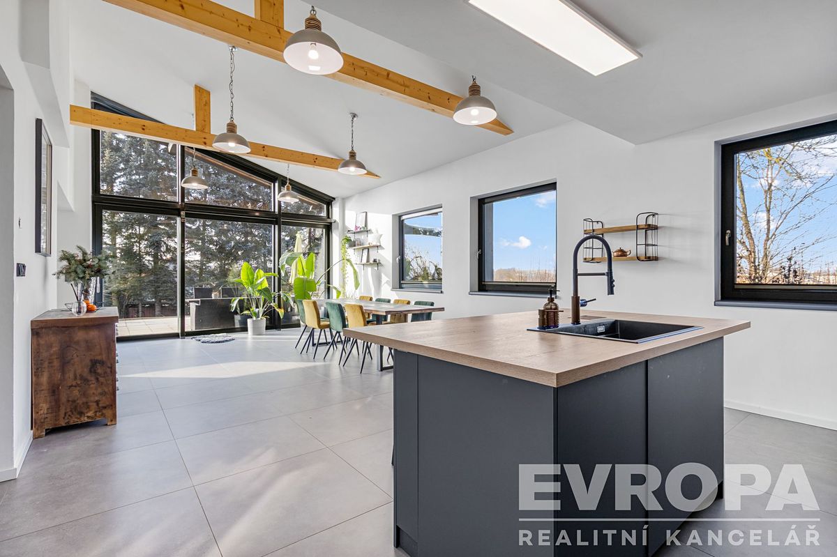 Prodej rodinného domu 307 m², pozemek 930 m² – fotografie 2