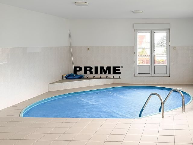 Pronájem rodinného domu 365 m², pozemek 500 m², Praha – fotka 1 z 3