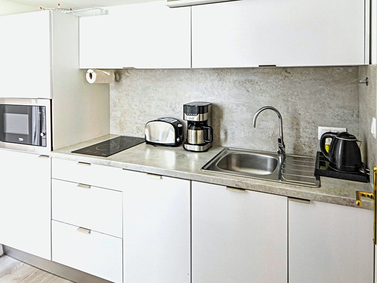 Školská 3