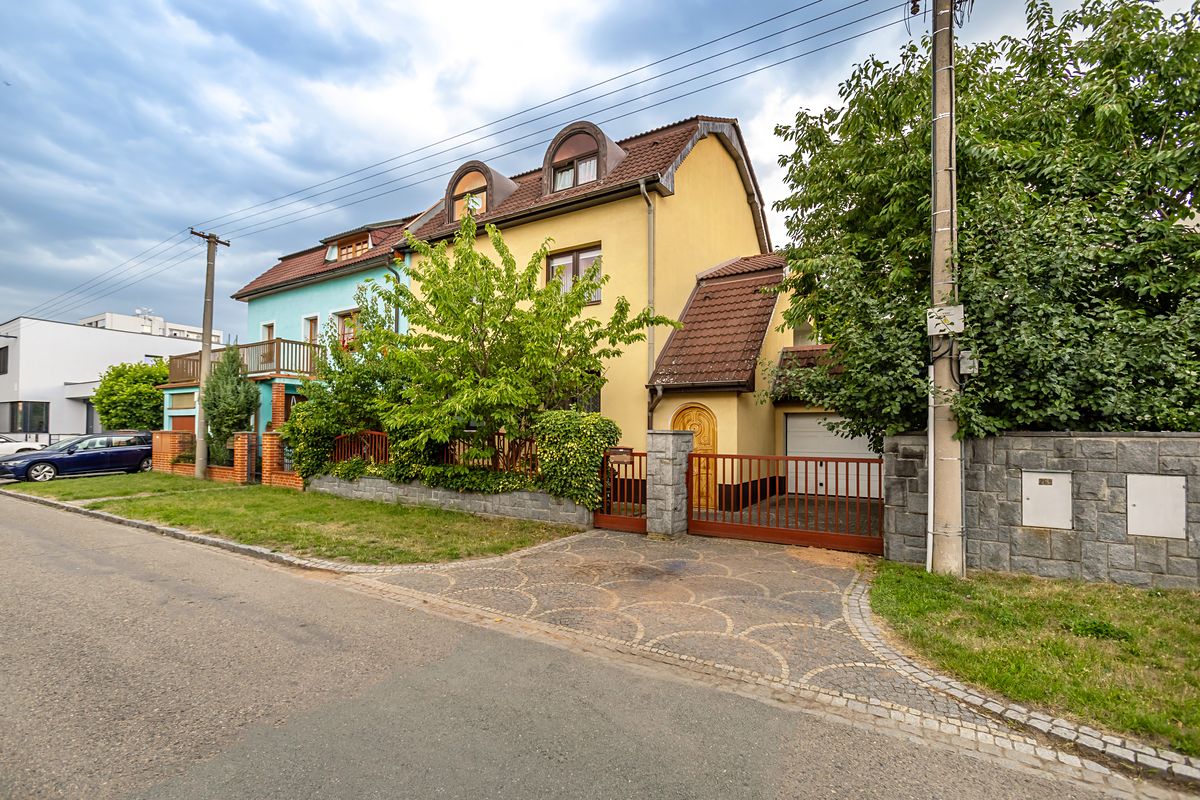 Prodej rodinného domu 250 m², pozemek 360 m² – fotografie 2